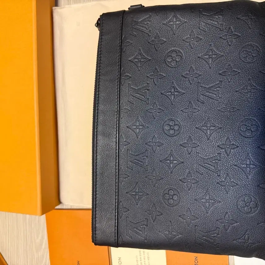 [BUNJANG] Louis Vuitton Pochette To Go Embossed Monogram Shadow Bag / {소정네고가능} 루이비통 포쉐트 투고 엠보스드 모노그램 섀도우