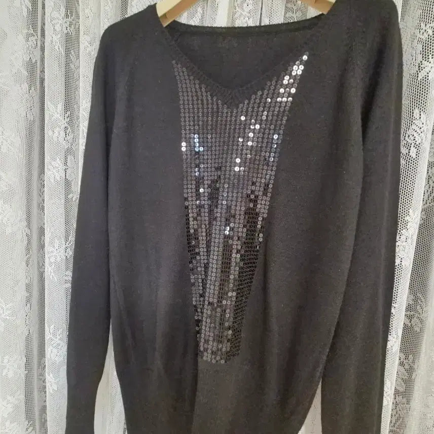 [BUNJANG] Daks Black Sequin V-Neck Knit Sweater / 닥스 블랙 스팽글 브이넥 니트