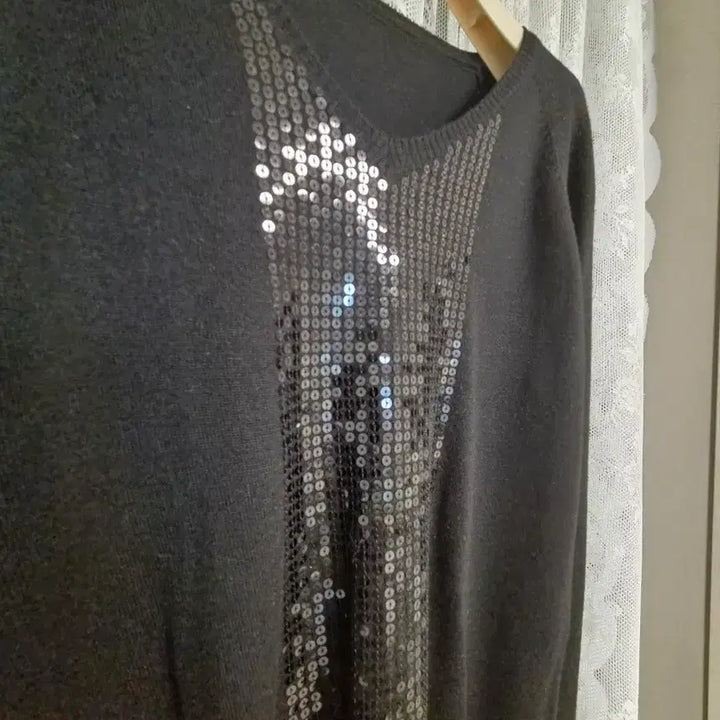 [BUNJANG] Daks Black Sequin V-Neck Knit Sweater / 닥스 블랙 스팽글 브이넥 니트