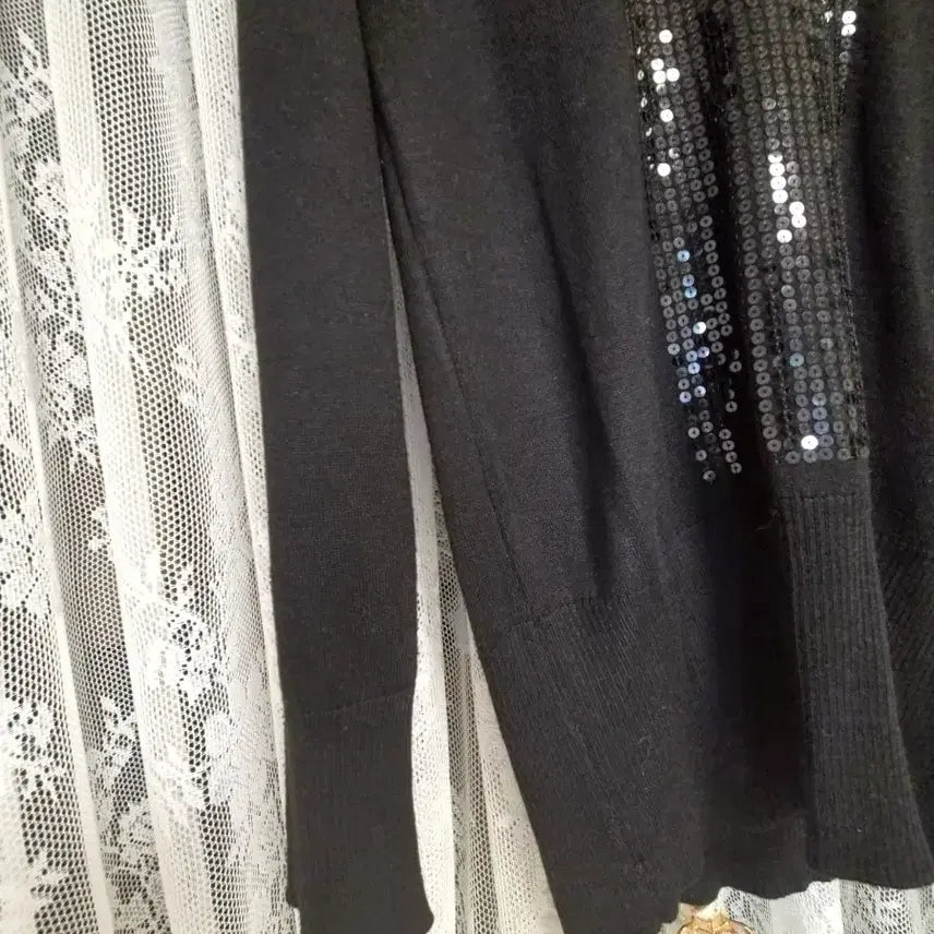 [BUNJANG] Daks Black Sequin V-Neck Knit Sweater / 닥스 블랙 스팽글 브이넥 니트
