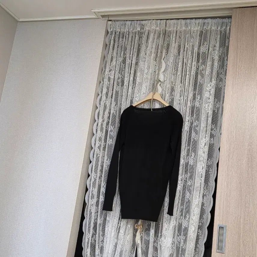 [BUNJANG] Daks Black Sequin V-Neck Knit Sweater / 닥스 블랙 스팽글 브이넥 니트