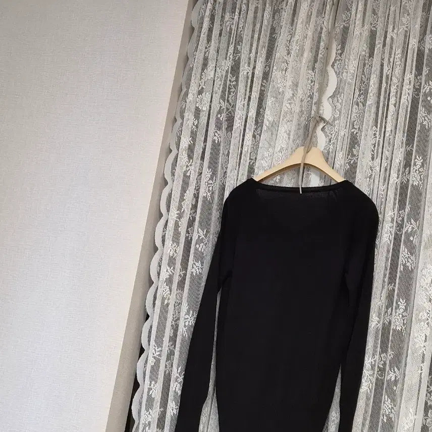 [BUNJANG] Daks Black Sequin V-Neck Knit Sweater / 닥스 블랙 스팽글 브이넥 니트