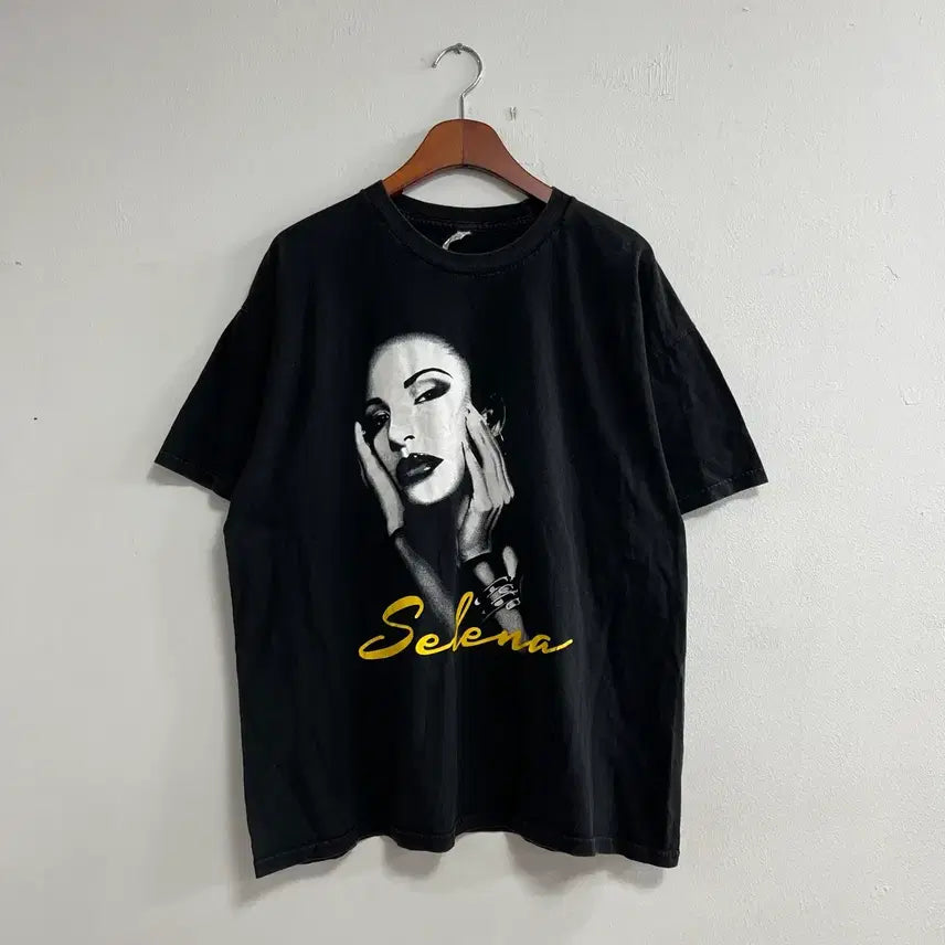 [BUNJANG] Selena Quintanilla Black T-shirt / 셀레나 퀸타닐라 블랙 티셔츠