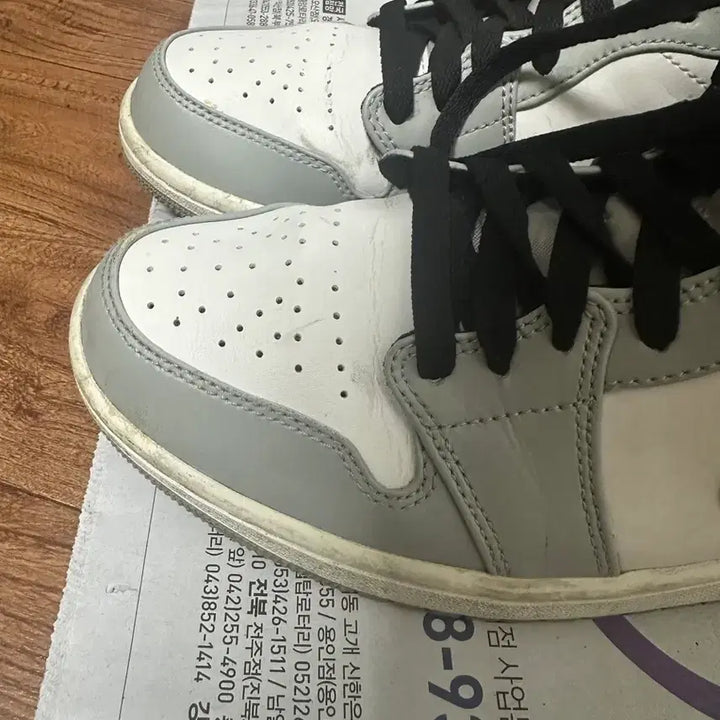 [BUNJANG] Nike Air Jordan 1 Mid Light Smoke Grey Sneakers / 나이키 에어 조던1 화이트/그레이