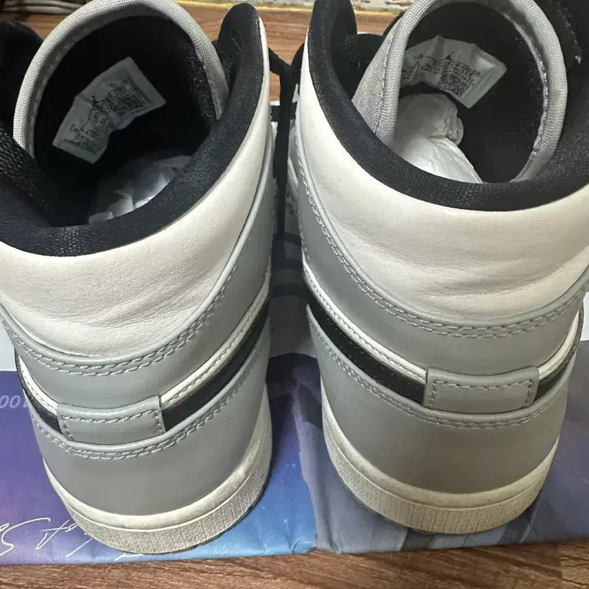 [BUNJANG] Nike Air Jordan 1 Mid Light Smoke Grey Sneakers / 나이키 에어 조던1 화이트/그레이