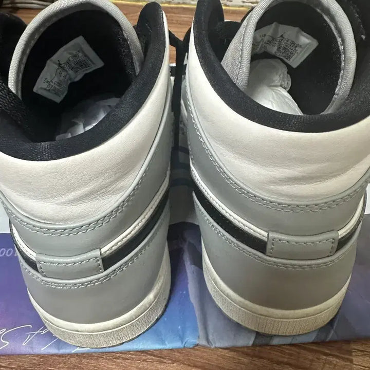 [BUNJANG] Nike Air Jordan 1 Mid Light Smoke Grey Sneakers / 나이키 에어 조던1 화이트/그레이