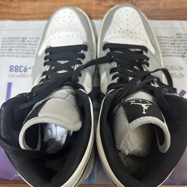 [BUNJANG] Nike Air Jordan 1 Mid Light Smoke Grey Sneakers / 나이키 에어 조던1 화이트/그레이