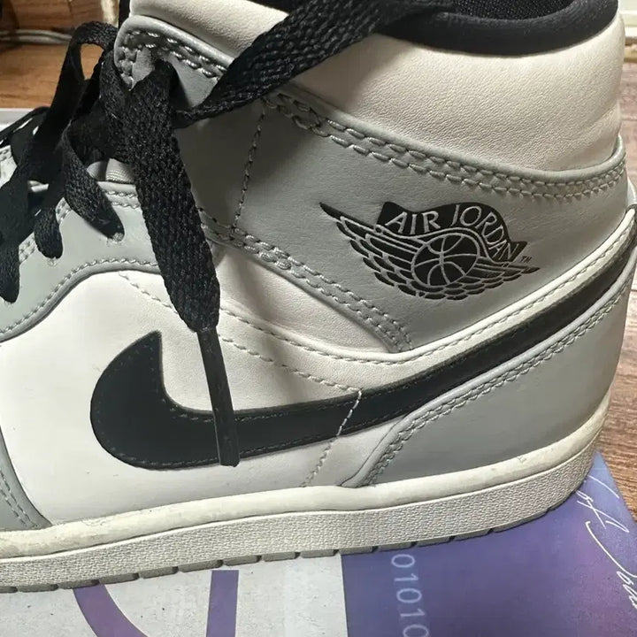 [BUNJANG] Nike Air Jordan 1 Mid Light Smoke Grey Sneakers / 나이키 에어 조던1 화이트/그레이