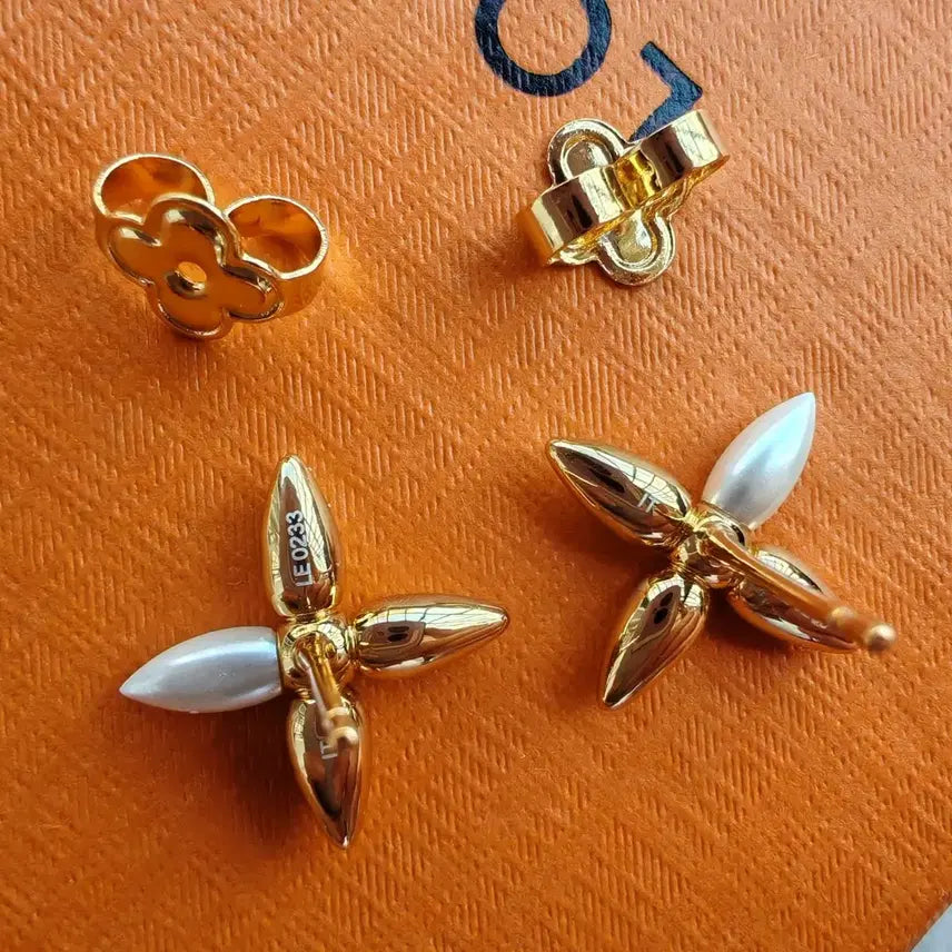 [BUNJANG] Louis Vuitton Louiseette Flower Stud Earrings / 루이비통 귀걸이 스터드 루이제트 플라워 모티브