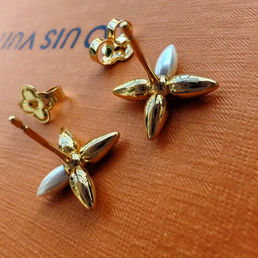 [BUNJANG] Louis Vuitton Louiseette Flower Stud Earrings / 루이비통 귀걸이 스터드 루이제트 플라워 모티브