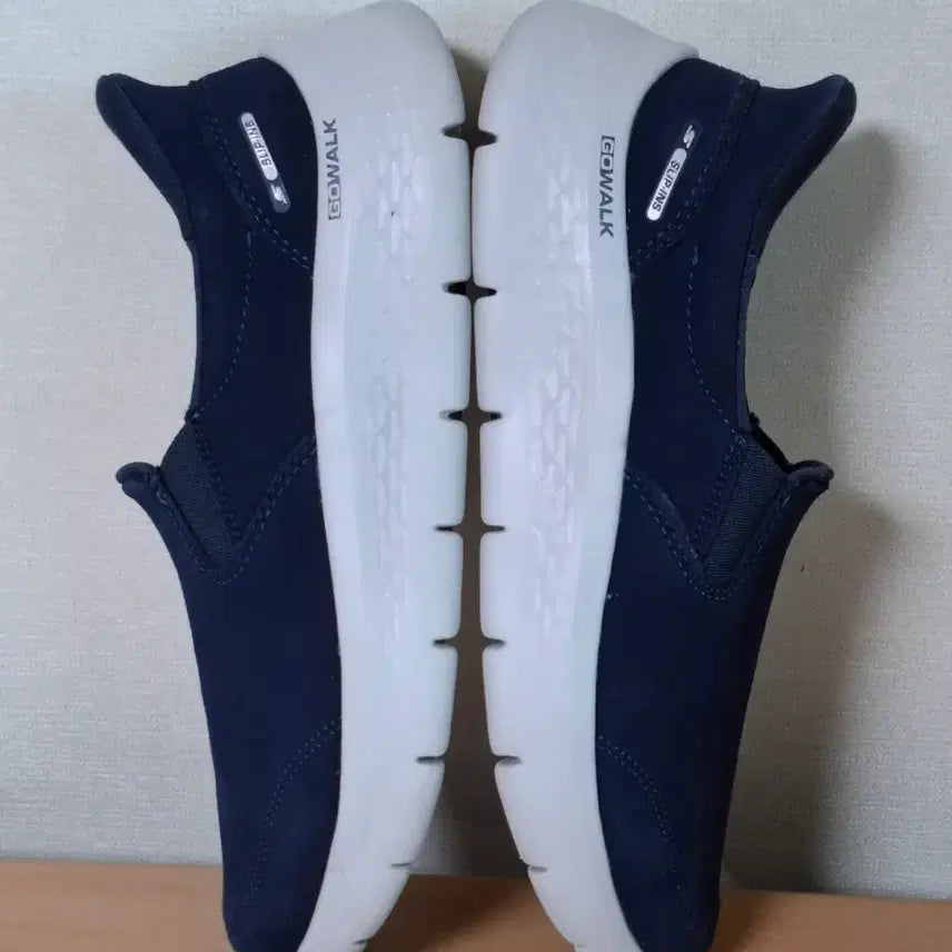 [BUNJANG] Skechers Go Walk Slip-ins Navy Sneakers / 스케쳐스 245 소가죽 고워크 슬립인스 네이비