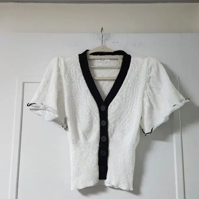 [BUNJANG] Akra White and Black Frill Short Sleeve Cardigan / Akra 화이트 블랙 배색 프릴 반팔 가디건 새상품