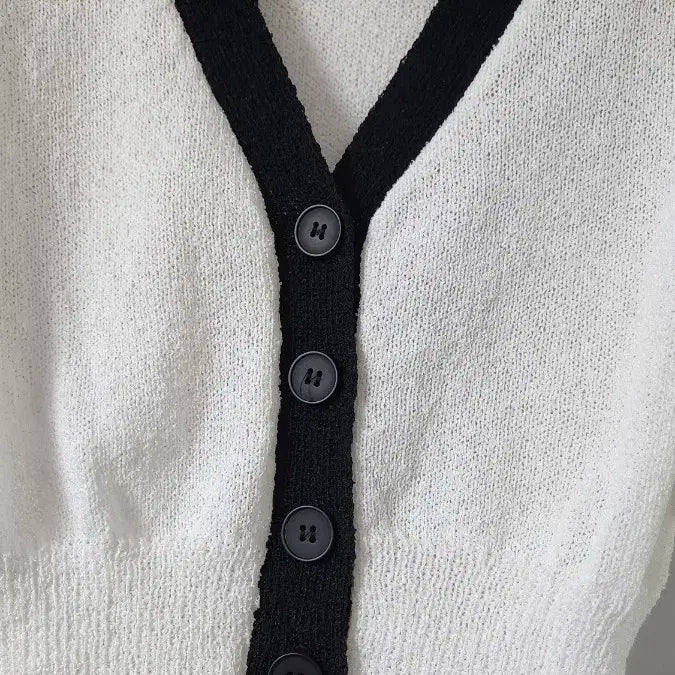 [BUNJANG] Akra White and Black Frill Short Sleeve Cardigan / Akra 화이트 블랙 배색 프릴 반팔 가디건 새상품