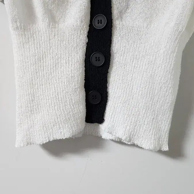 [BUNJANG] Akra White and Black Frill Short Sleeve Cardigan / Akra 화이트 블랙 배색 프릴 반팔 가디건 새상품