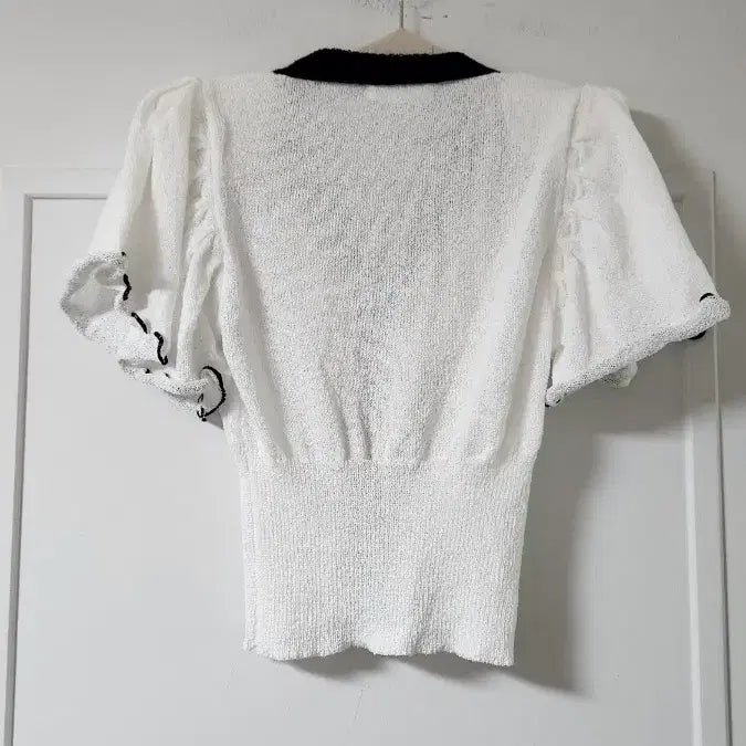 [BUNJANG] Akra White and Black Frill Short Sleeve Cardigan / Akra 화이트 블랙 배색 프릴 반팔 가디건 새상품