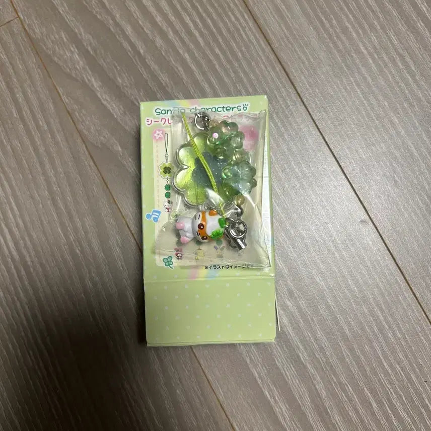 [SOLD OUT] 산리오 헤이세이 네잎클로버 클로버 스트랩 키링 쿠리링