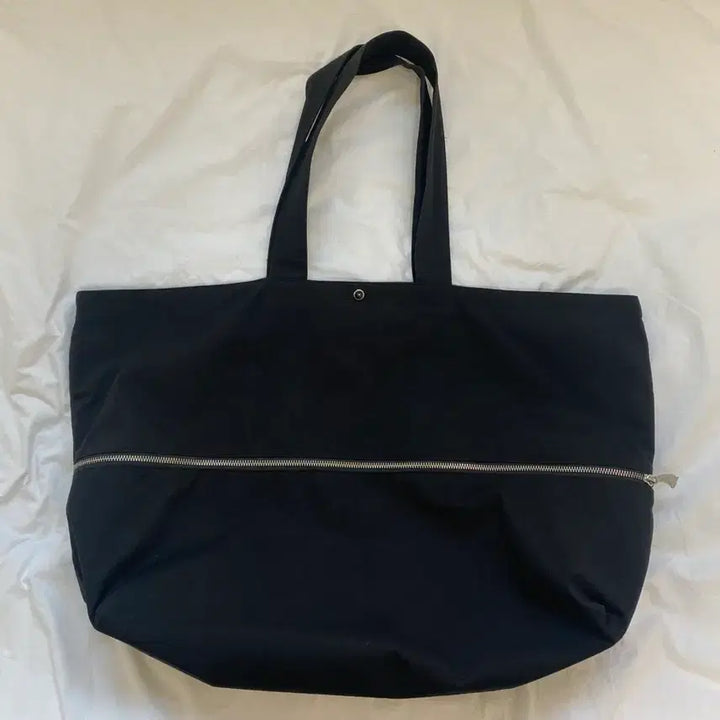 [SOLD OUT] 큐레이티드퍼레이드 RIVER TOTE BAG BLACK