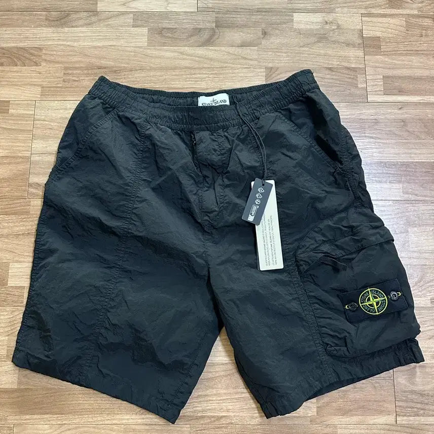 [SOLD OUT] 스톤아일랜드 25ss 나일론 메탈 반바지