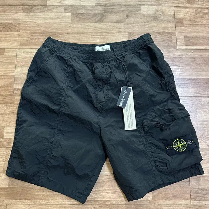 [SOLD OUT] 스톤아일랜드 25ss 나일론 메탈 반바지