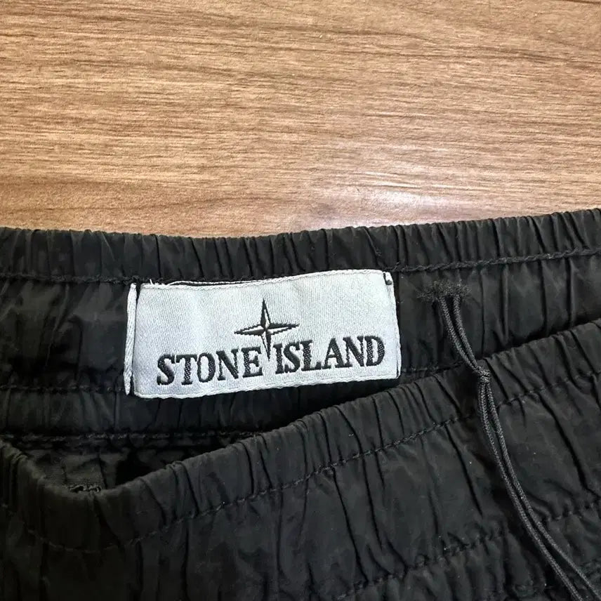 [SOLD OUT] 스톤아일랜드 25ss 나일론 메탈 반바지