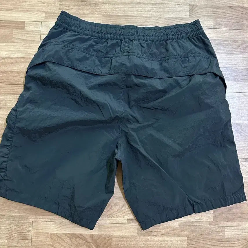 [SOLD OUT] 스톤아일랜드 25ss 나일론 메탈 반바지