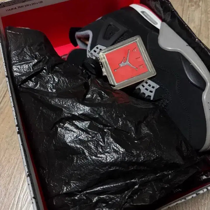 [BUNJANG] Jordan 4 Retro Bred 2019 Sneakers / [265] 조던 4 레트로 브레드 2019