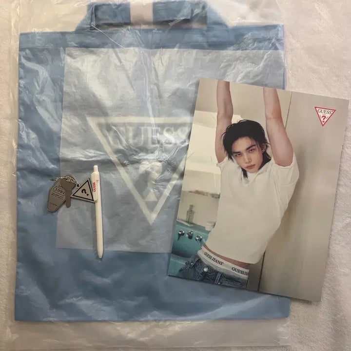 [SOLD OUT] 스트레이키즈 현진 게스 각인데님백 타포린백 룩북 에코백 키링 볼펜 일괄