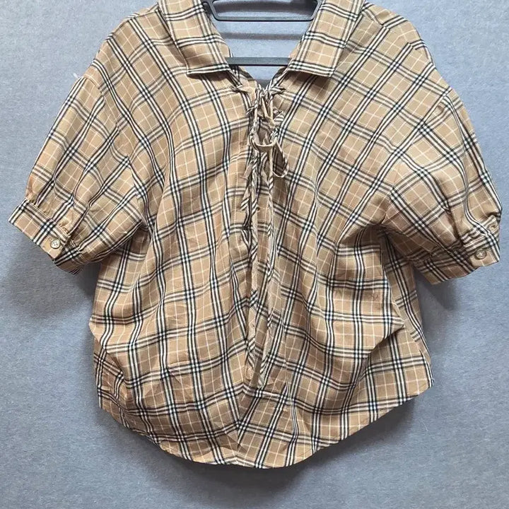 [BUNJANG] MUJI Check Pattern Asymmetrical Hem Blouse / 무인양품 체크 패턴 반팔 블라우스