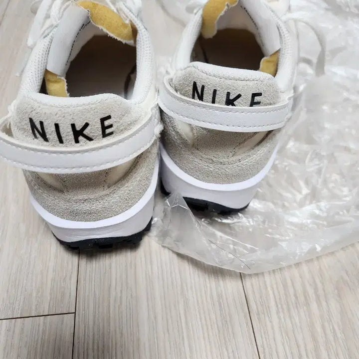 [BUNJANG] Nike Waffle Debut Moonbeam White Sneakers / 나이키 와플 데뷰 문빔화이트