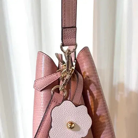 [BUNJANG] Samantha Thavasa Pink Embossed Leather Crossbody Tote Shoulder Bag / 사만다 타바사 핑크 엠보싱 가죽 크로스백 토트백 숄더백 거의새것