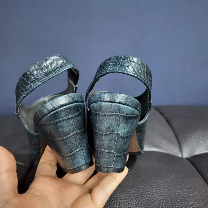 [BUNJANG] Leather Crocodile Pattern Open-toe Heels / 가죽 크록커다일 패턴 오픈토