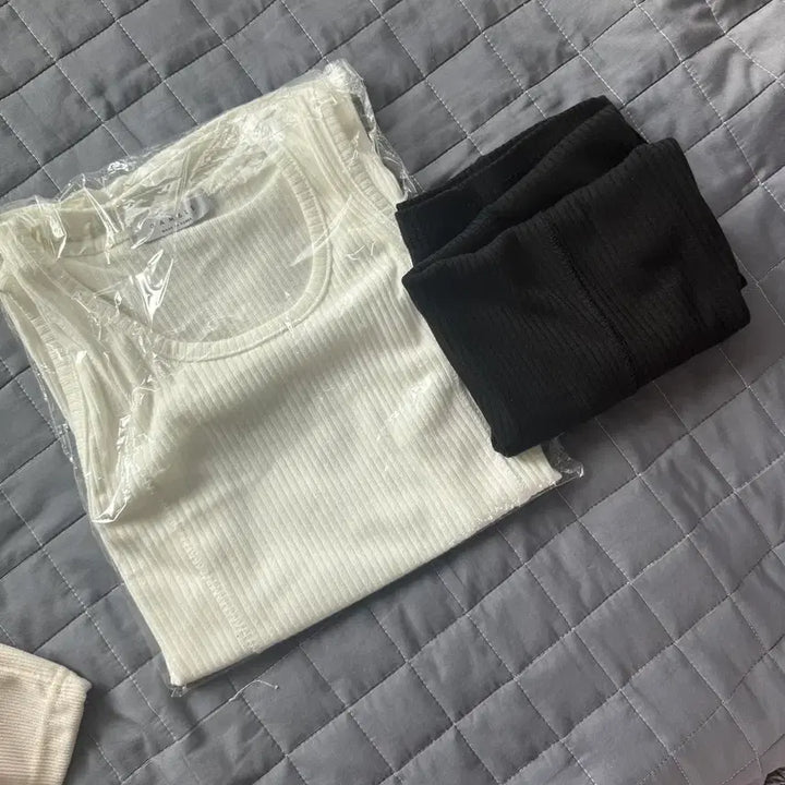 [BUNJANG] Muscle Fit Cut-out Tank Top / 절개 컷팅 머슬핏 나시