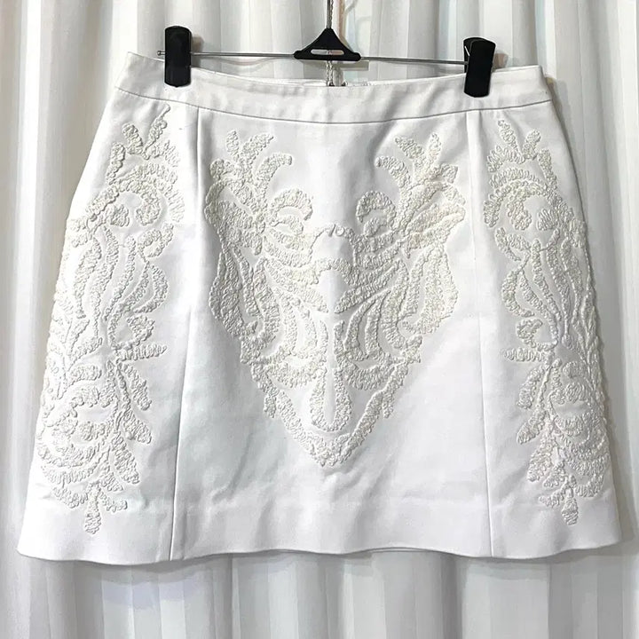 [BUNJANG] Sisley White Embroidered Mini Skirt / 시슬리 화이트 자수 미니스커트 42 사용감있음
