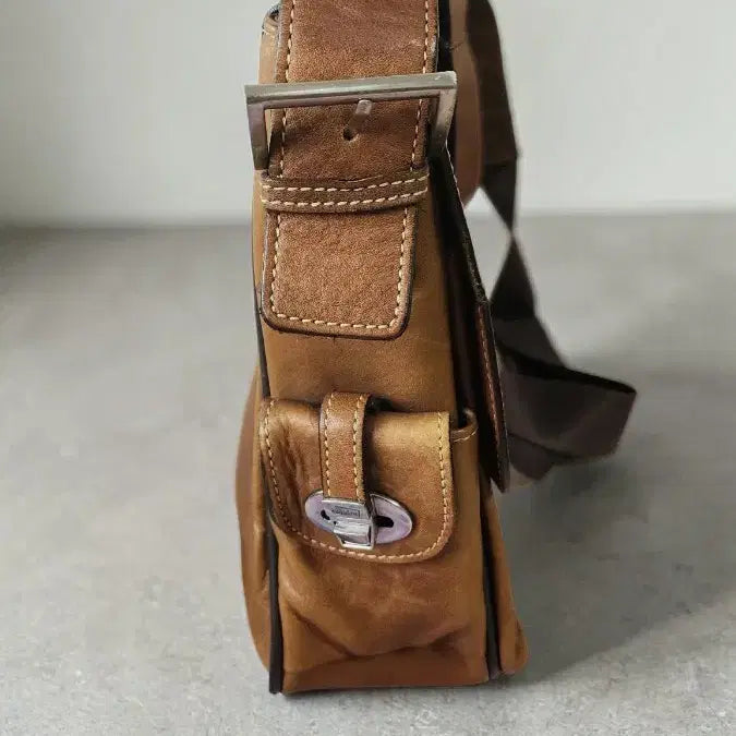 [BUNJANG] Esquire Vintage Leather Crossbody Bag / 에스콰이어 빈티지 통가죽 크로스백