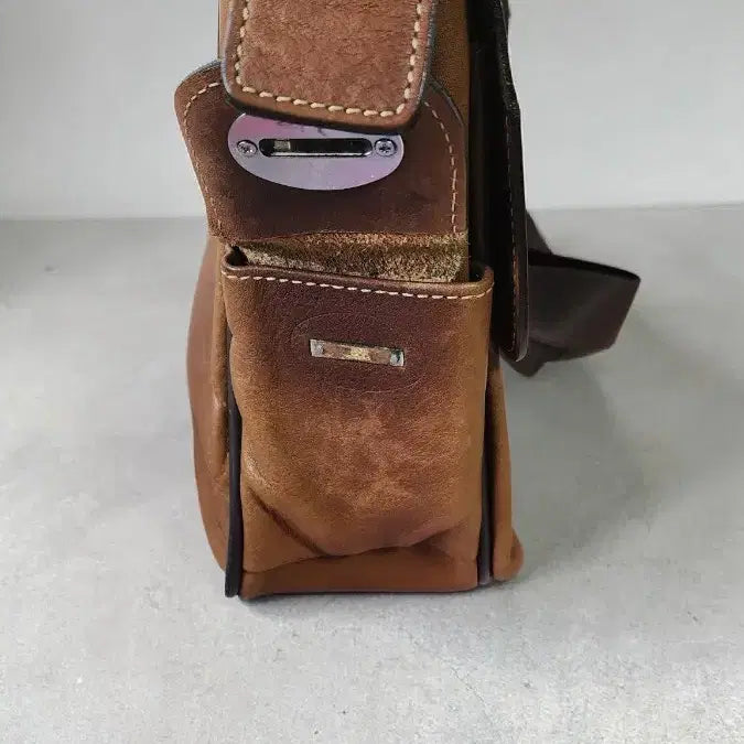 [BUNJANG] Esquire Vintage Leather Crossbody Bag / 에스콰이어 빈티지 통가죽 크로스백