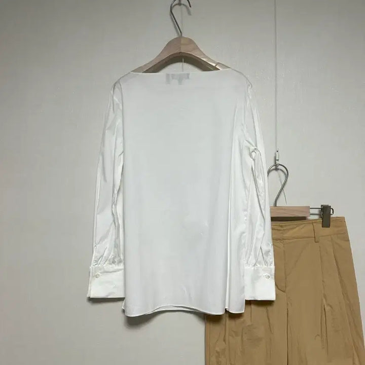 [SOLD OUT] 띠어리 보우트넥 화이트 스판 블라우스