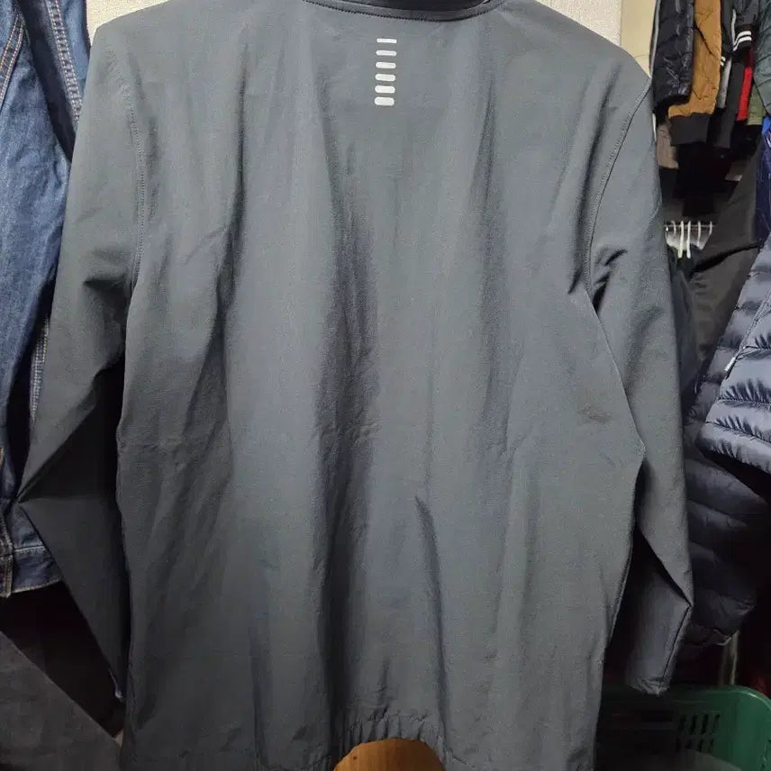 [BUNJANG] Under Armour Running Windbreaker (Black, M) / 언더아머 블랙 런닝 바람막이 M사이즈