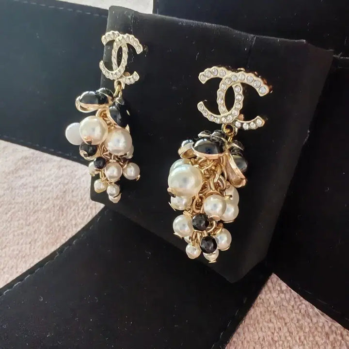 [BUNJANG] Chanel Coco Mark Pearl Rhinestone Grape Earrings Gold Black / 샤넬 코코마크 진주 라인스톤 포도 귀걸이 골드 블랙