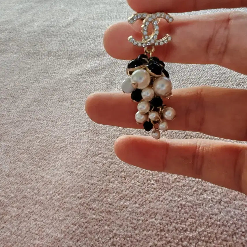 [BUNJANG] Chanel Coco Mark Pearl Rhinestone Grape Earrings Gold Black / 샤넬 코코마크 진주 라인스톤 포도 귀걸이 골드 블랙