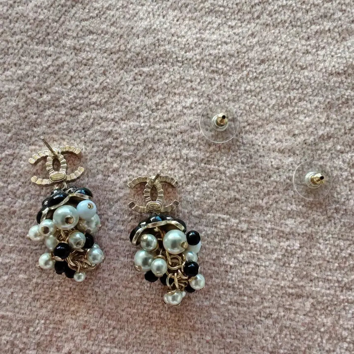 [BUNJANG] Chanel Coco Mark Pearl Rhinestone Grape Earrings Gold Black / 샤넬 코코마크 진주 라인스톤 포도 귀걸이 골드 블랙