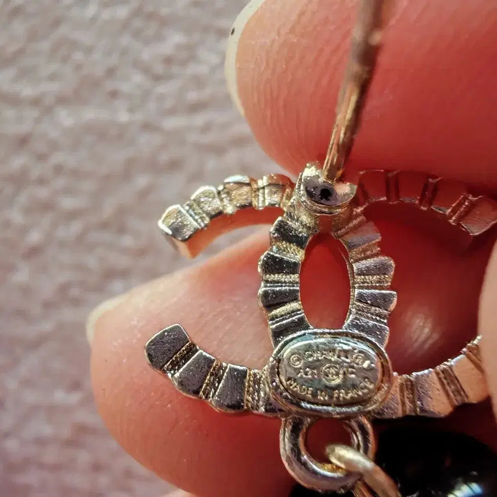 [BUNJANG] Chanel Coco Mark Pearl Rhinestone Grape Earrings Gold Black / 샤넬 코코마크 진주 라인스톤 포도 귀걸이 골드 블랙