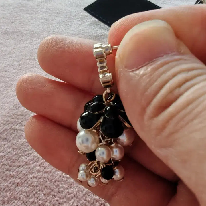 [BUNJANG] Chanel Coco Mark Pearl Rhinestone Grape Earrings Gold Black / 샤넬 코코마크 진주 라인스톤 포도 귀걸이 골드 블랙