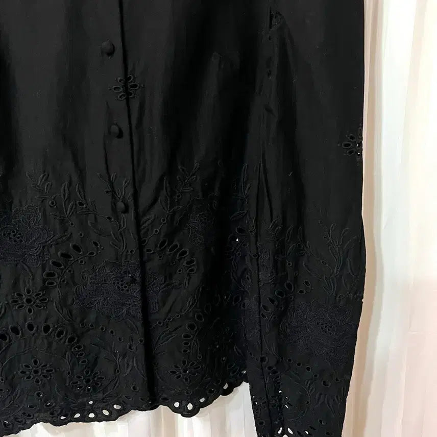 [SOLD OUT] 앤아더스토리즈 블랙 면 자수 블라우스 44-55 거의새것