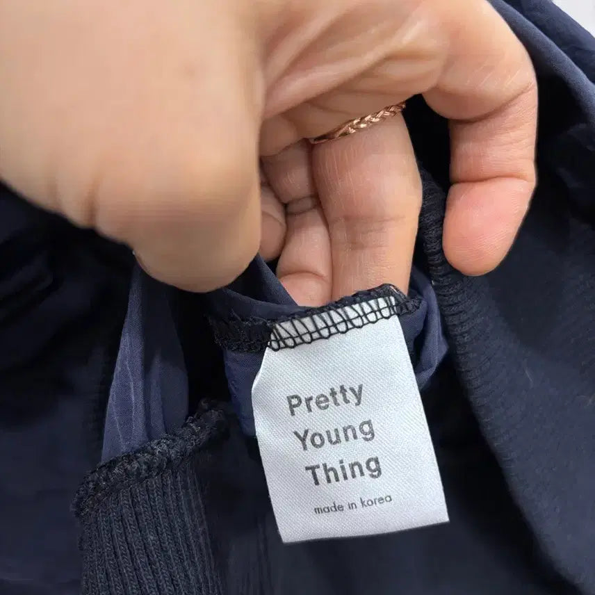 [BUNJANG] Pretty Young Thing V-Neck Nylon T-shirt / 프리티영띵 브이넥 바스락티