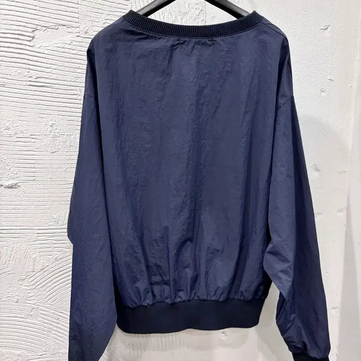 [BUNJANG] Pretty Young Thing V-Neck Nylon T-shirt / 프리티영띵 브이넥 바스락티