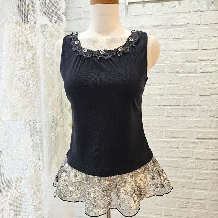 [SOLD OUT] 악시즈팜 블랙 진주장식 나시