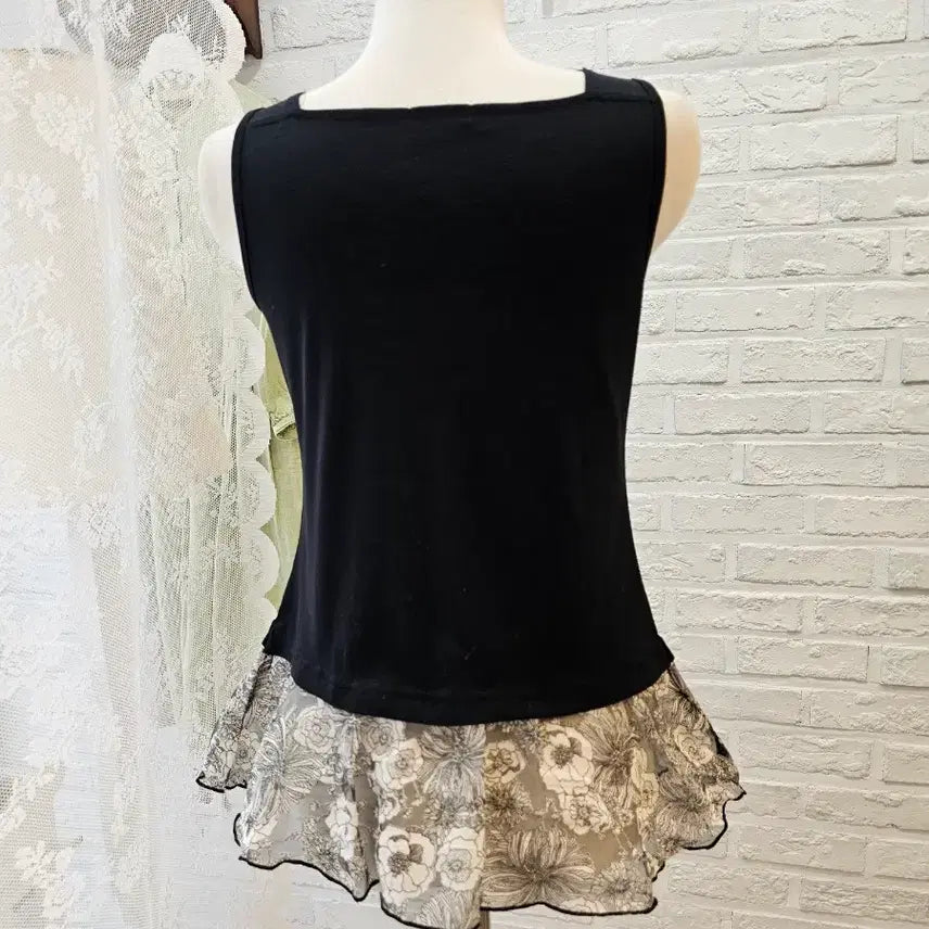 [SOLD OUT] 악시즈팜 블랙 진주장식 나시