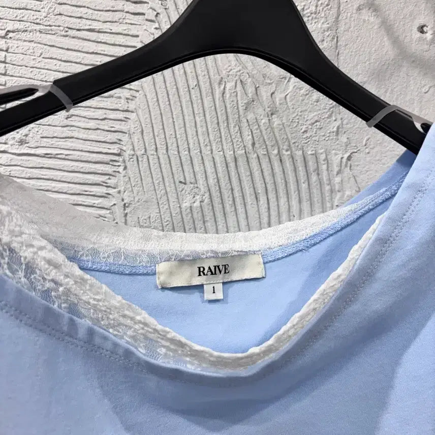 [BUNJANG] Rave Lace-Detailed Slim Shirring Top / 레이브 25년 레이스배색 슬림셔링티