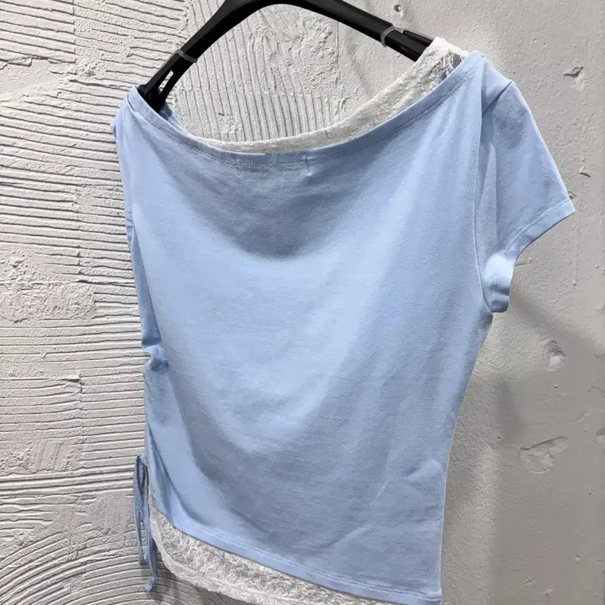 [BUNJANG] Rave Lace-Detailed Slim Shirring Top / 레이브 25년 레이스배색 슬림셔링티