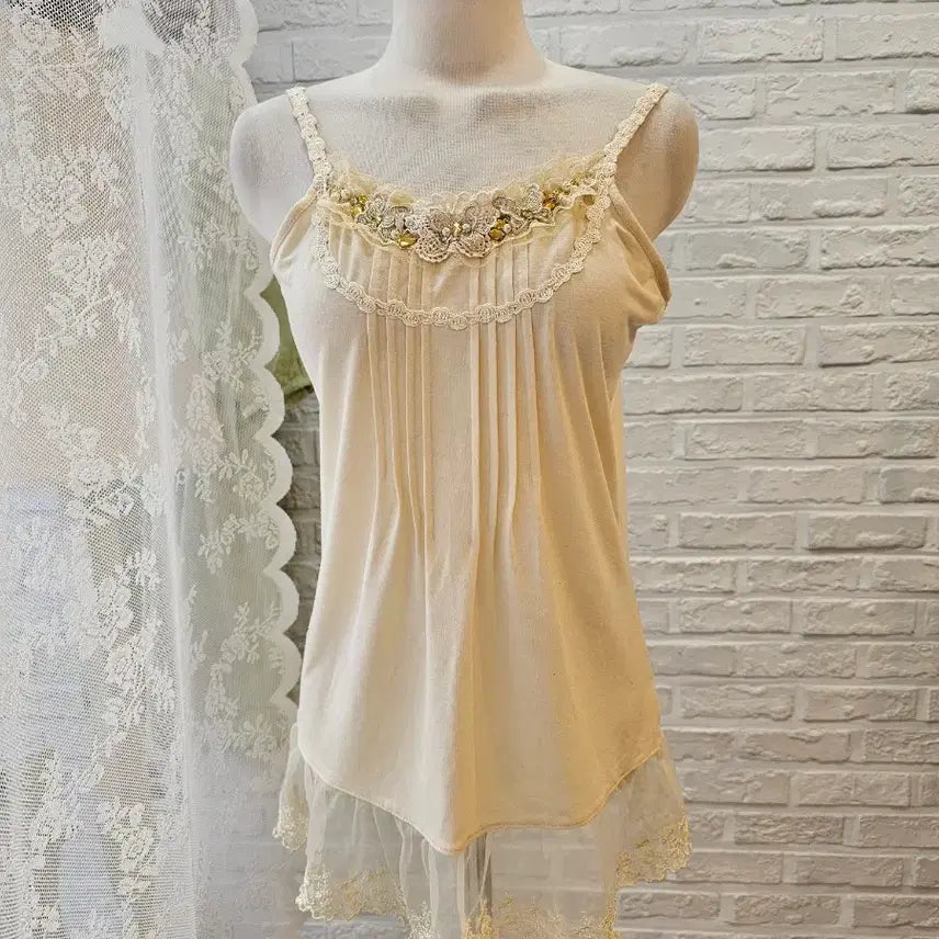 [BUNJANG] Axispharm Butterfly Embellished Tank Top / 악시즈팜 나비장식 나시